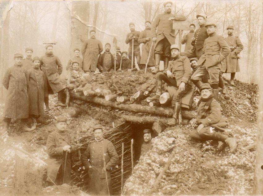 Abri pour officiers 19 mars 1915 Fernand Gigon devant debout a droite